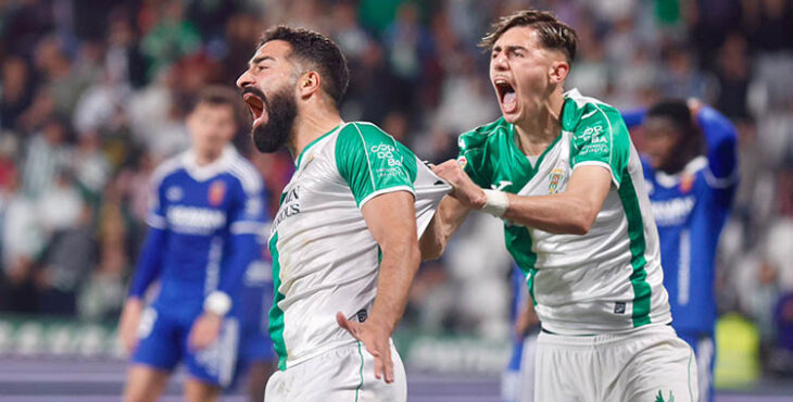 Enrabietado. Rubén Alves celebrando su gol con Requena tirando de su camiseta.