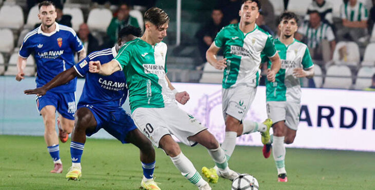 Requena intenta un pase en el Córdoba-Zaragoza. Autor: Pedro Funes