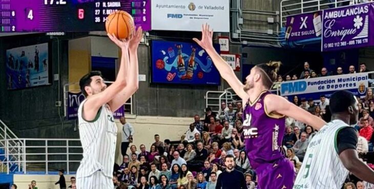 Alejandro Rodríguez arma un disparo ante el UEMC Valladolid.
