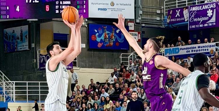 Alejandro Rodríguez arma un disparo ante el UEMC Valladolid.