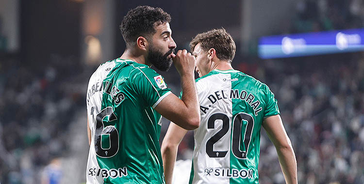 Rubén Alves celebra su gol contra el Zaragoza con un beso.
