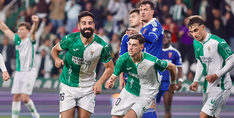 Rubén sale corriendo a celebrar el gol que a la postre daría el triunfo.