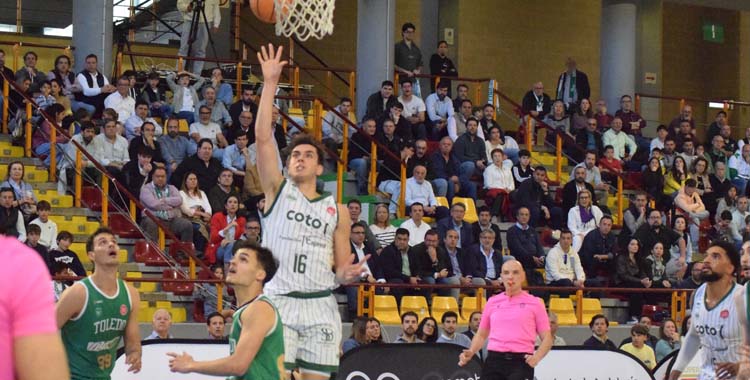 Pablo Sánchez entra a tablero ante el Toledo Básket.