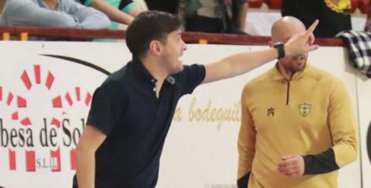 Emanuel Santoro da instrucciones en la banda de Vista Alegre.