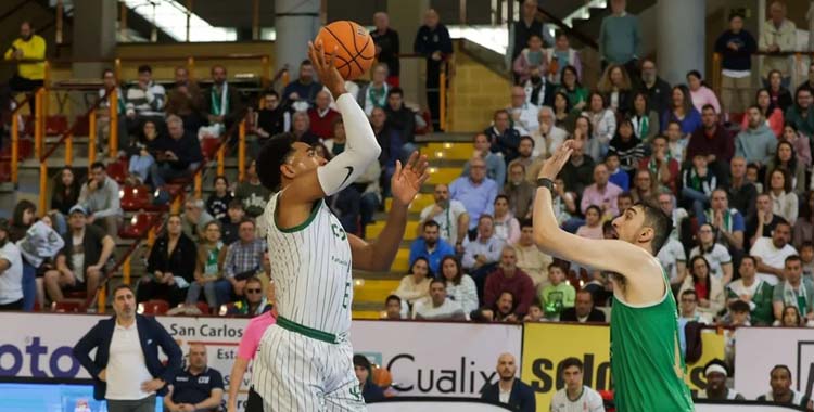 Kevin Schutte arma un tiro ante el Toledo Básket.