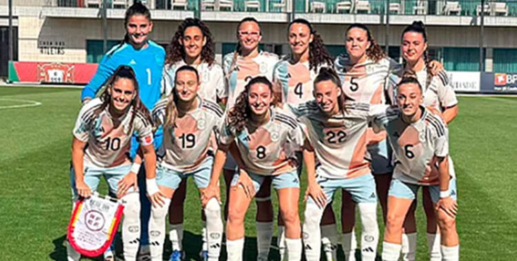 Alba Cerrato posa junto a sus compañeras previo al encuentro final ante Portugal.