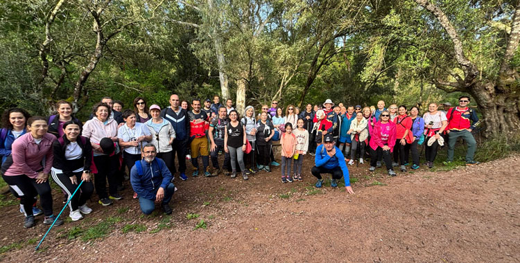 Una foto de familia de los senderistas participantes