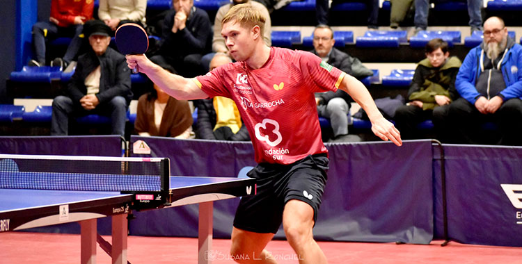 Hampus Soderlund en la disputa de un punto. Foto: Susana L. Ronchel / Real Club Priego TM