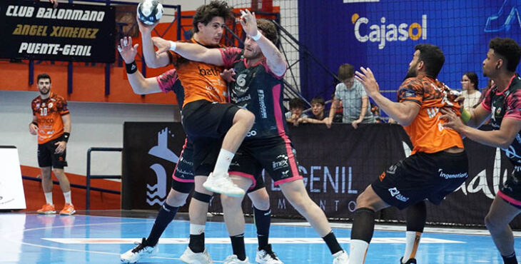 Tiago Sousa defendiendo a un jugador del Torrelavega.