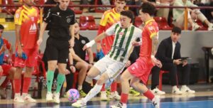 Titi del Rey salva la presión de un rival.