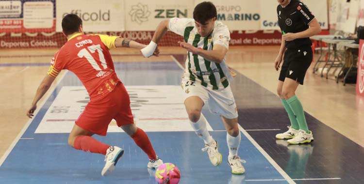 Titi del Rey supera a un jugador del Industrias Santa Coloma.