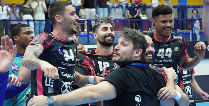 Toni Malla celebrando con sus hombres su primer triunfo en Puente Genil.