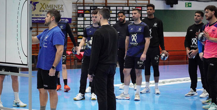 Toni Malla utilizando la pizarra antes sus jugadores en mitad de la pista del Alcalde Miguel Salas.