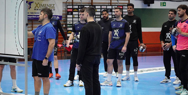 Toni Malla utilizando la pizarra antes sus jugadores en mitad de la pista del Alcalde Miguel Salas.