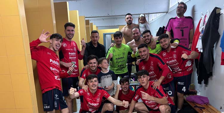 La plantilla rojilla celebra su triunfo ante el Virgili Cádiz.