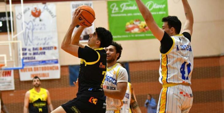 Rubén Urbano busca la canasta en un partido del conjunto minero.