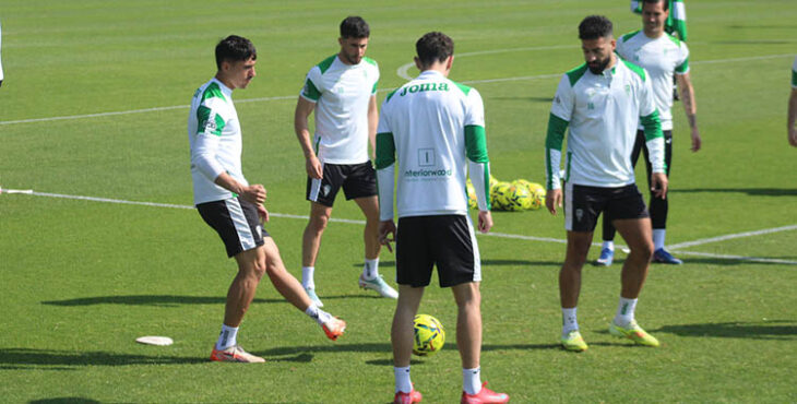 Vilarrasa tocando el balón en el rondo ante Rubén Alves y Jacobo.
