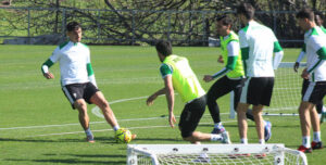 Vilarrasa controla el balón con la zurda ante la llegada de Jacobo.