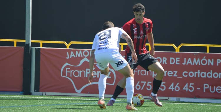 Zaca encara a un rival en un partido en el 'Poli'.