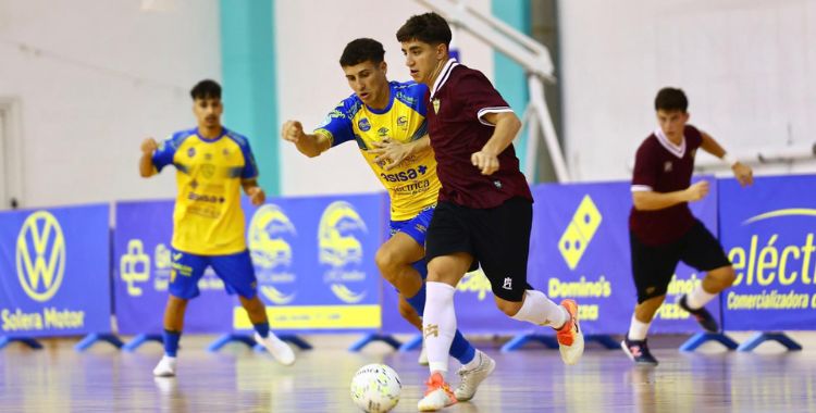 Un futbolista del Cordoba Patrimonio avanza con el balón controlado en uno de los partidos de la pretemporada, ante el Cádiz. Foto: Cádiz CF Virgili