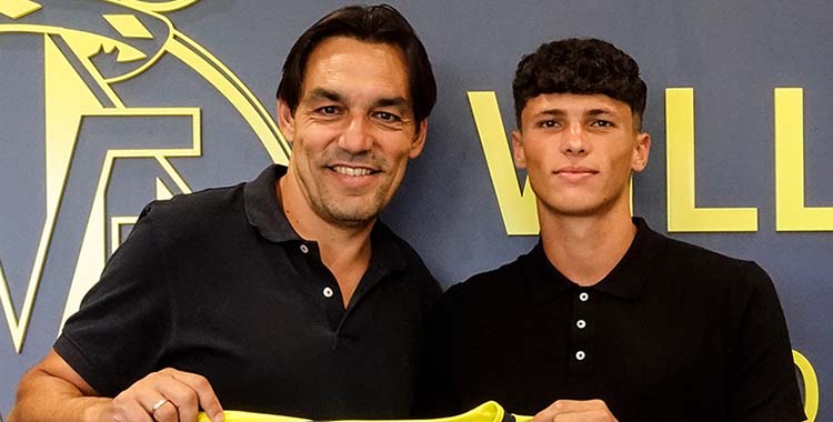 Dani Budesca junto al excordobesista y director deportivo del Villarreal, Miguel Tena, tras ampliar su contrato hasta 2031 para venir cedido al Córdoba.