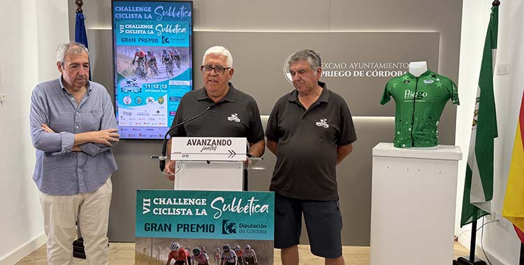 Rafael Navas junto a los organizadores de la prueba ciclista durante su presentación.