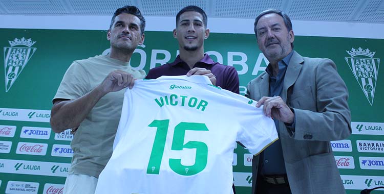 Víctor Sánchez mostrando su camiseta entre Juanito y Monterrubio.