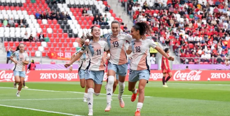 Alba Cerrato festeja el primer gol del partido junto a Daniela Agote y Celia Segura.