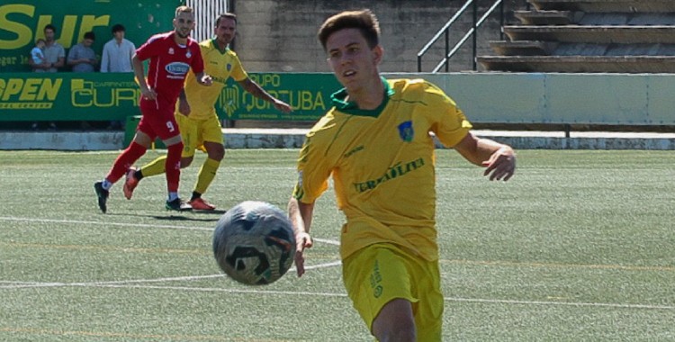 Rafa Alcaide centra un balón en el partido contra el UP Viso.