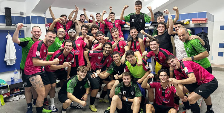 La celebración en el vestuario del Nuestra Señora de Luna tras la goleada. Foto: CD Pozoblanco