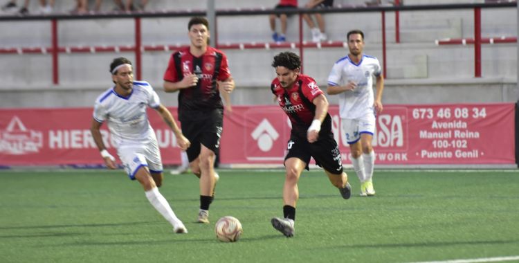 Jugadores del Salerm Puente Genil y Mijas Las Lagunas disputan el balón. Foto: Tino Navas / Salerm Puente Genil