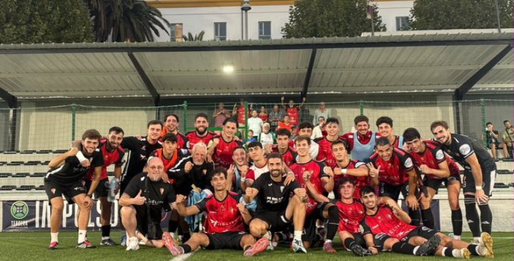 La plantilla del Egabrense festeja su segundo triunfo en liga contra el Ceuta B.