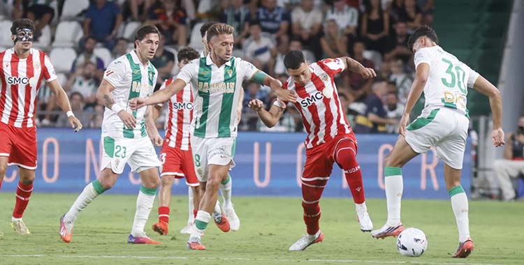 Isma Ruiz intentando tapar el arranque de un almeriense.