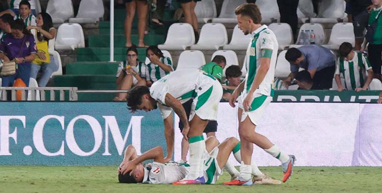 Kevin Medina intentar animar a Diego Bri tras tirarse al verde después de perder ante el Almería.