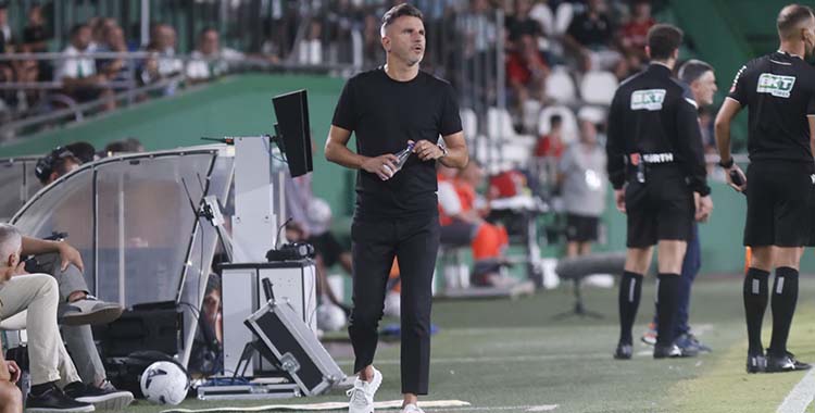 Iván Ania siguiendo el juego en la bada de El Arcángel.