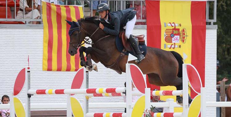 Rafa Velasco acometiendo un salto con Amarylis de Olid en el Nacional de Segovia.