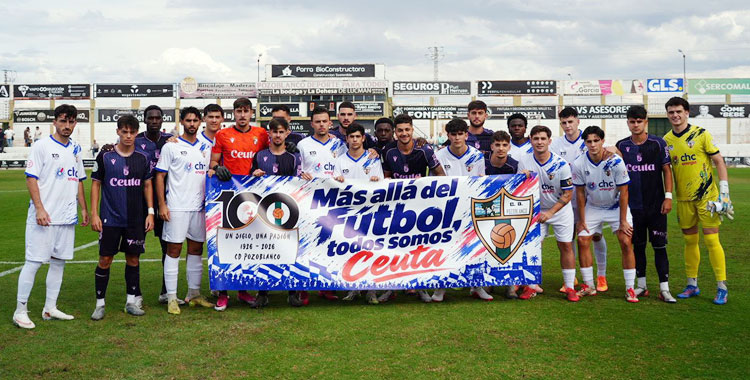 Los dos equipos posando juntos con la pancarta preparada para el encuentro. Foto: CD Pozoblanco